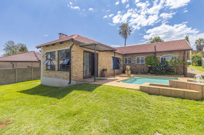 Lindhaven House For Sale: 3 Bedrooms, Pool, Entertainment Room, Large Garden.