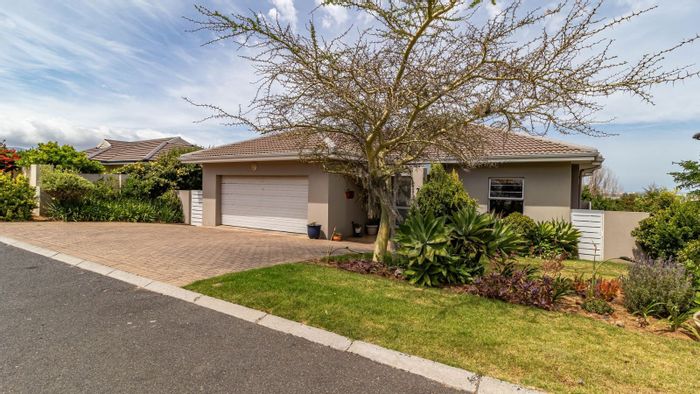 Hageland Estate House For Sale: Three bedrooms, flatlet, sea views, and amenities.