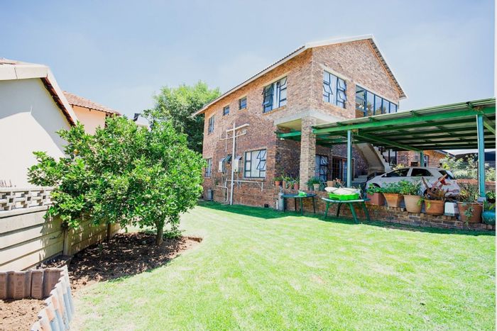 For Sale: House in Wilgeheuwel with 2 cottages, jacuzzi, and spacious layout.