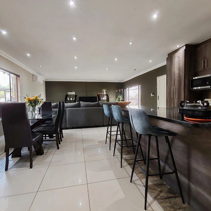 Impala Park House For Sale: 3 Bedrooms, pool, indoor braai, parking for 6.