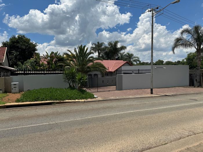 Hennopspark House For Sale: 4 beds, solar power, spacious garden, near schools.