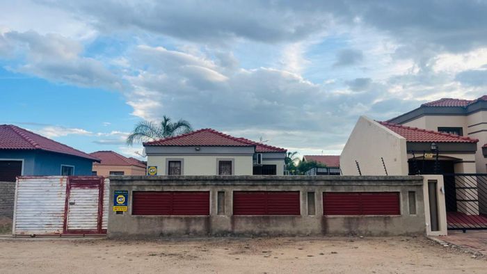 For Sale: House in Mahlasedi Park, 3 beds, 2 baths, corner lot, ample parking.