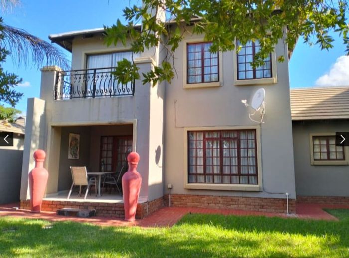 For Sale: Townhouse in Kosmosdal with 3 bedrooms, garden, and double garage.