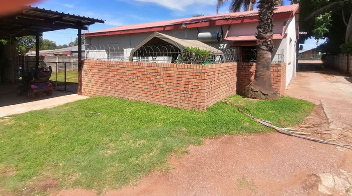 For Sale: Income-generating house with offices, shop, and flat in Modimolle Central.