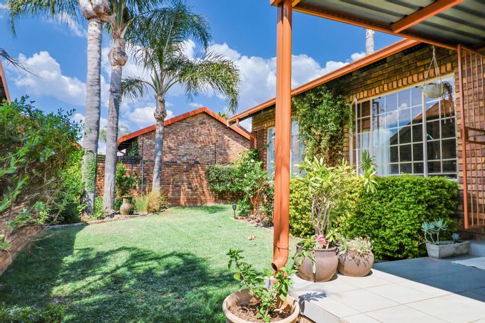 Amberfield Glen Townhouse For Sale: 2 beds, garden, patio, double garage, secure estate.