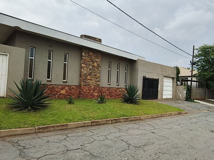 Krugersdorp North House For Sale: 3 Bedrooms, Braai Room, Spacious Garden, Garage.