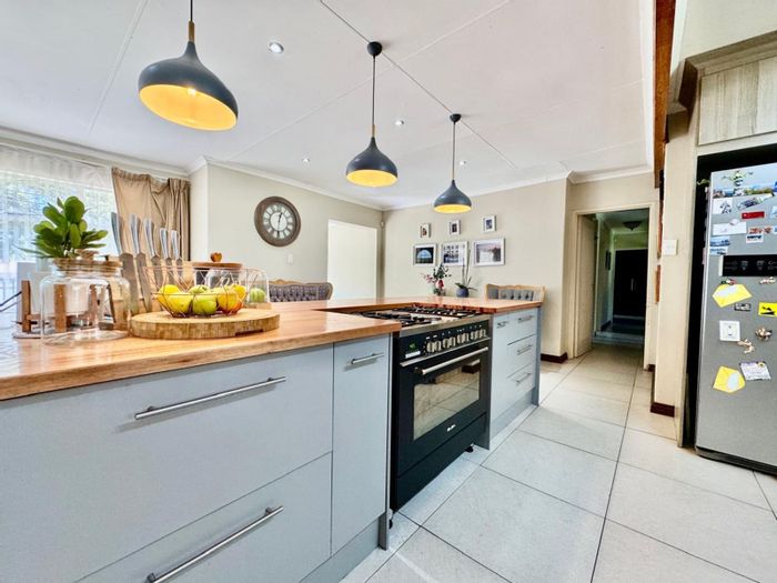 House To Rent in Secunda Central: 4 Bedrooms, Pool, Solar Panels, and Study.