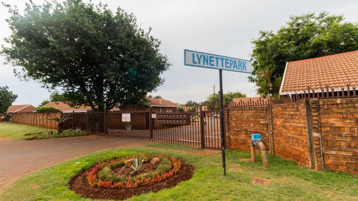 3-Bedroom Townhouse in Doornpoort For Sale: Security, Pool, and Community Living.