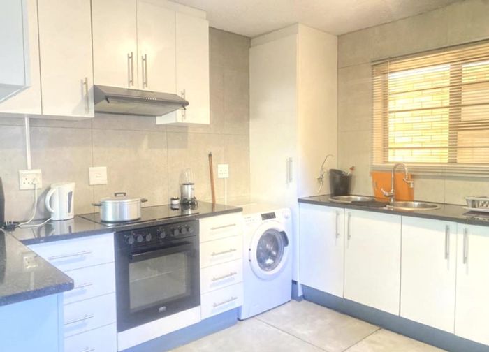 Amanzimtoti Apartment For Sale: 2 Bedrooms, Sea Views, Lock-Up Garage, Secure Complex.