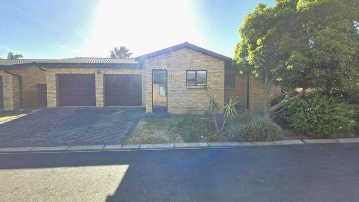 Townhouse for Sale in Fairview Golf Estate: 3 beds, double garage, private garden.