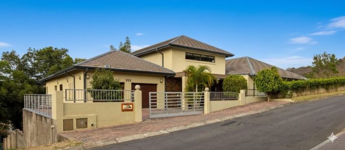 Riverside Park House For Sale: 3 Bedrooms, double garage, riverside garden, ample parking.