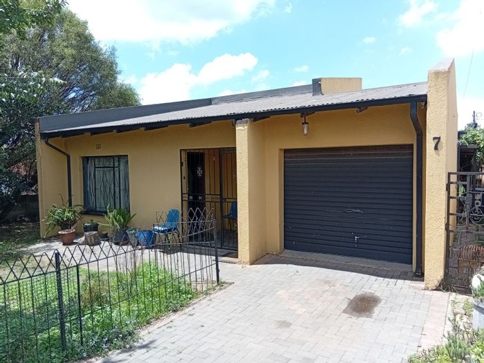 Bosmont House For Sale: 4 Bedrooms, 2 Bathrooms, Spacious Corner Stand, Convenient Location.