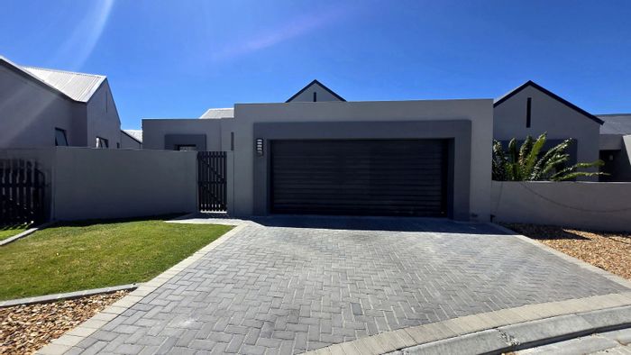 House To Rent in Aan De Wijnlanden: 3 beds, 2 baths, double garage, entertainment area.