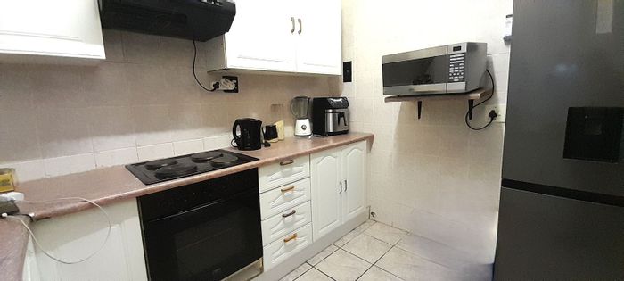 For Sale: 1-bedroom apartment in Florida, close to amenities and secure parking.