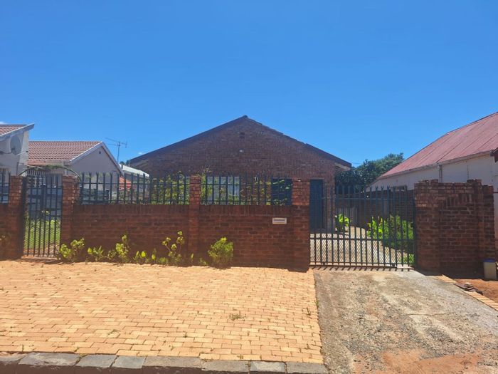 Beaconsfield House For Sale: 3 beds, garage, carport, garden, Wendy house, pool.