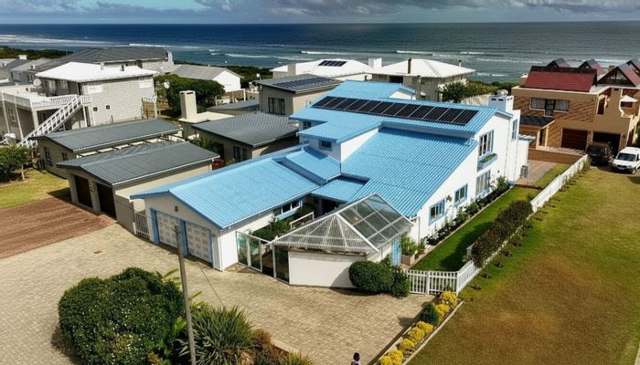 For Sale: House in Glentana with beach access, wine cellar, and spacious layout.