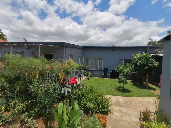 For Sale: Family-friendly house in Modimolle Central with spacious gardens and versatile rooms.