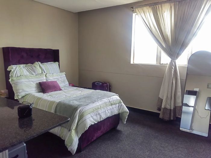 Braamfontein Apartment To Rent: Secure, close to Wits, with laundry and parking.