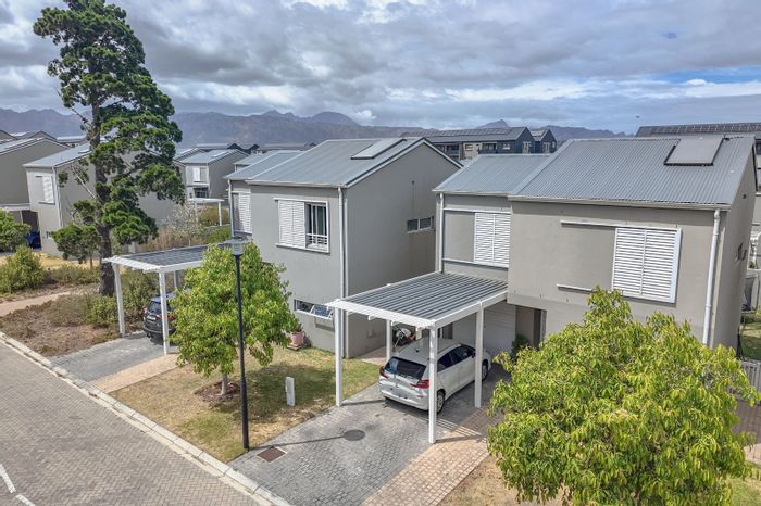 For Sale: Townhouse in Somerset Lakes with 3 beds, garage, and private backyard.