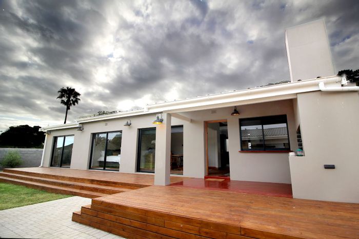 Island Cove House For Sale: Dual-living setup, spacious yard, close to amenities.