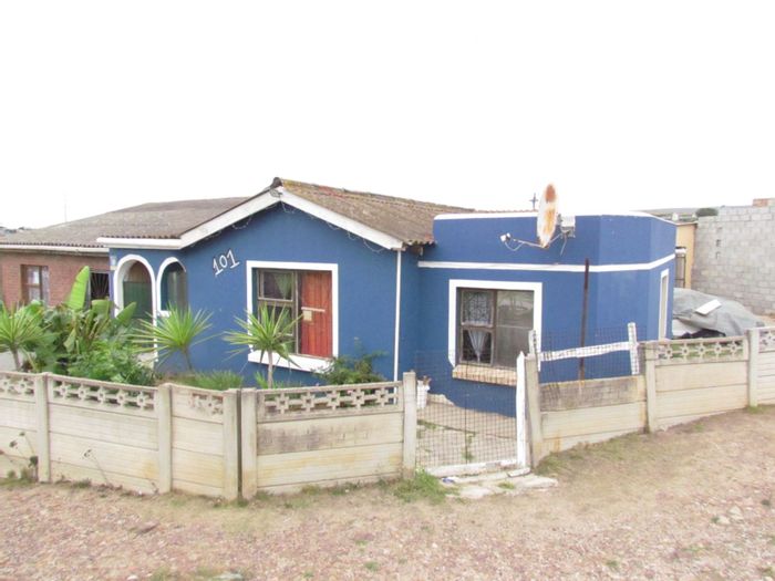 House for Sale in Bethelsdorp: 3-4 bedrooms, secure yard, garage, and parking.