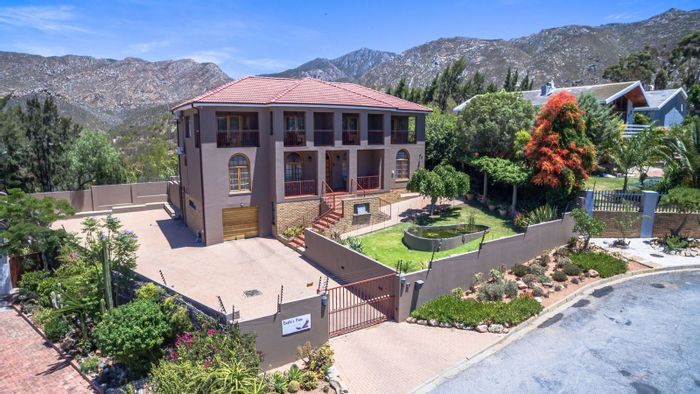 5-Bedroom House For Sale in Montagu Central with en-suites and ample parking.