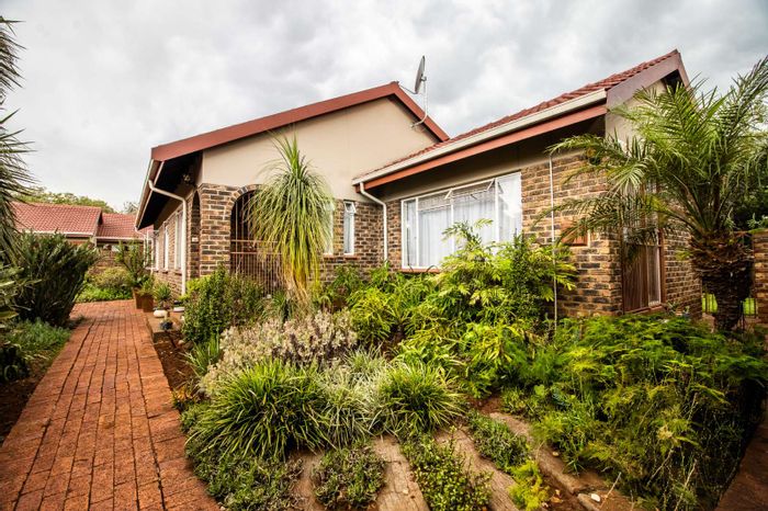 For Sale: Spacious 3-Bedroom Townhouse in Sinoville with Double Garage and Courtyard.