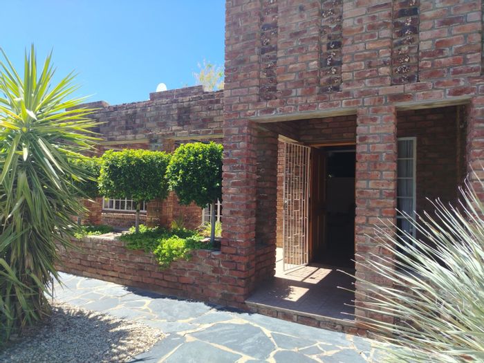 For Sale: Spacious 4-bedroom house in Graaff-Reinet Central with flatlet, garden, garage.