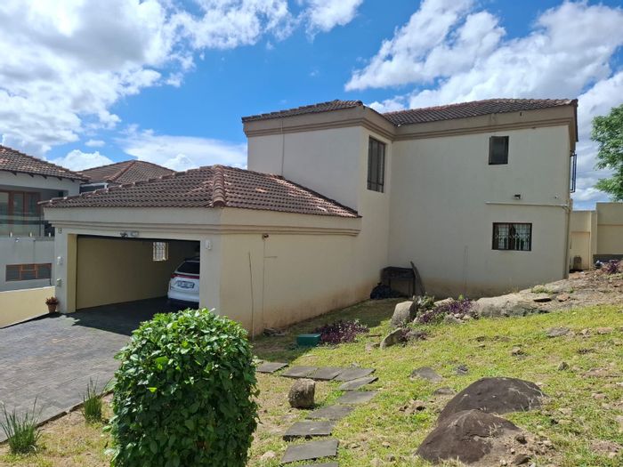 House for Sale in Stonehenge: 3 Bedrooms, Wine Cellar, Double Garage, Patios.