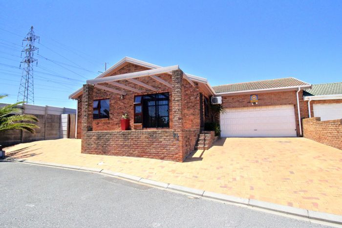 Rouxville House For Sale: 3 Bedrooms, Air Conditioning, Double Garage, Prime Location.