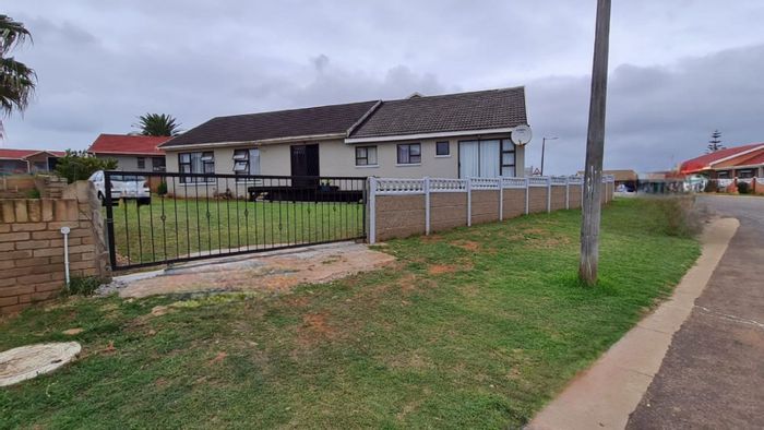 For Sale: House in Mossel Bay Ext 26 with dual units, sea views, and parking.