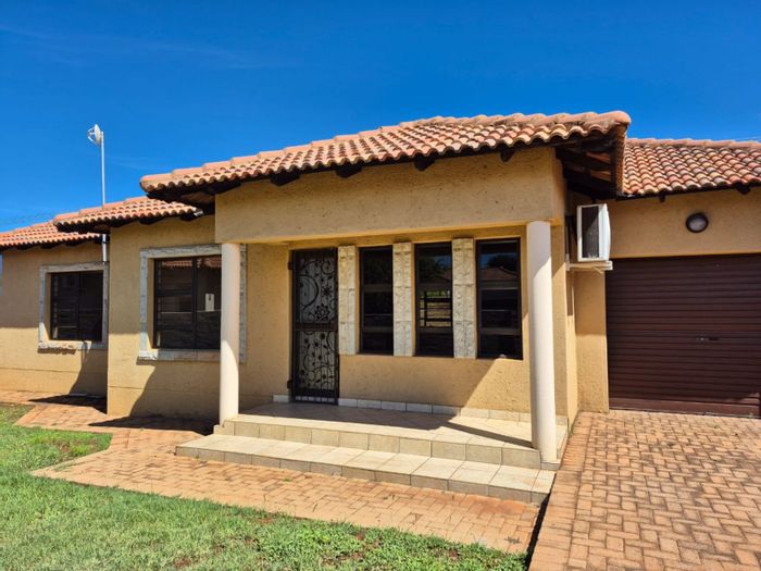 Kuruman Central Townhouse To Rent: 3 bedrooms, security estate, air-conditioning, open plan living.