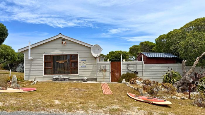 Pearly Beach House For Sale: Steps from beach, spacious living, double garage.