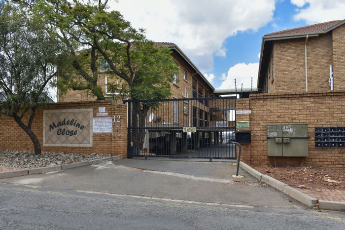 For Sale: 2-bedroom apartment in Florida with private patio and ample parking.