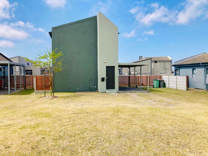 For Sale: 3-Bedroom Townhouse in Parsonsvlei with parks, backyard, and nearby amenities.