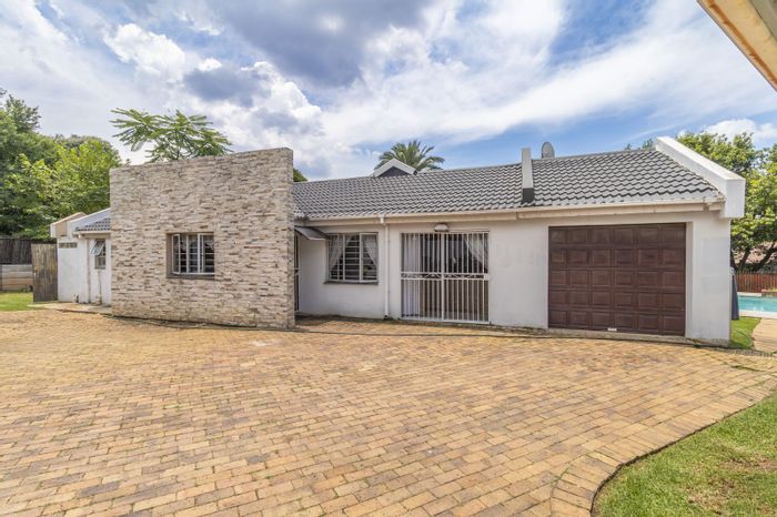 For Sale: House in Wilgeheuwel with income-generating cottage and pool.
