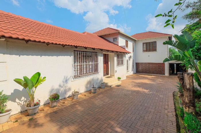 Sunninghill House For Sale: 8 bedrooms, pool, staff room, rental potential.