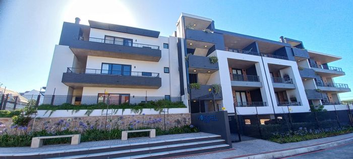 Coastal apartment in Mossel Bay Central with ocean views and secure parking. For Sale.