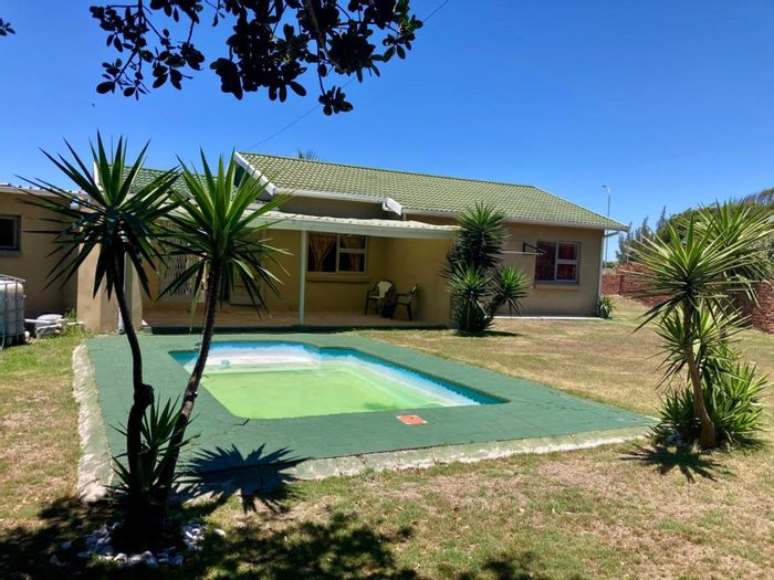 Bluewater Bay House For Sale: 3 beds, pool, patio, spacious garden, double garage.