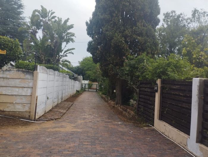 Robindale House For Sale: 3 Bedrooms, Pool, Large Yard, Investment Potential.