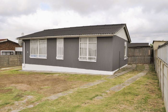 Young Park House For Sale: 3 Bedrooms, Spacious Yard, Renovated Interior.