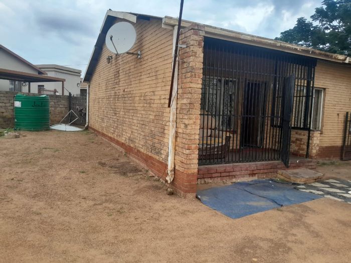 For Sale: House in Temba Central with 3 bedrooms, 3 living areas, fenced yard.