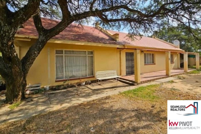 Spacious 3-bedroom house with large yard and dual carports in Hoopstad Central, For Sale.