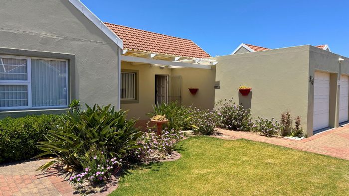 Franskraal Townhouse For Sale: Secure living, pet-friendly, near beach and amenities.
