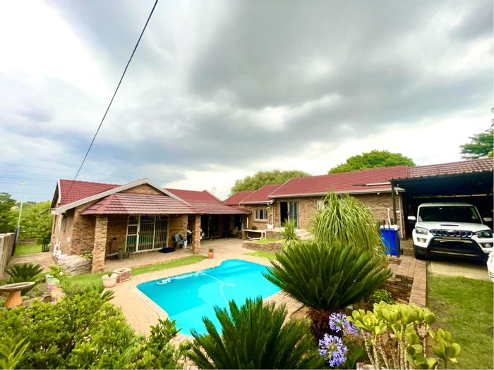 Heuweloord House For Sale: 3 bedrooms, pool, study, ample parking, near schools.