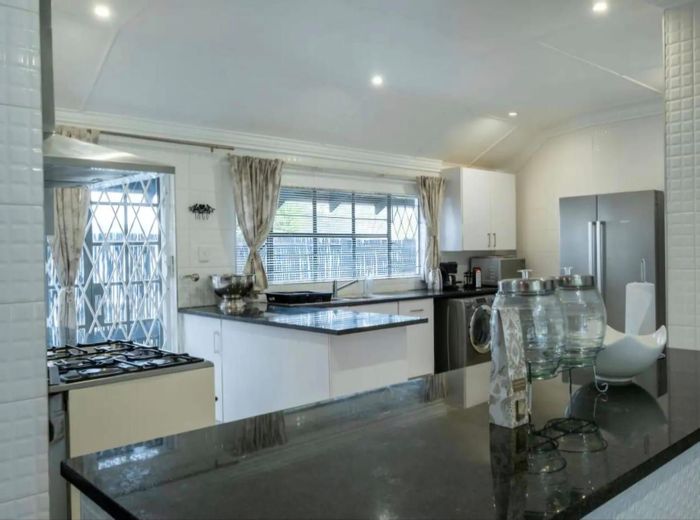 To Rent: House in Parktown North with 4 bedrooms, garden, and secure parking.
