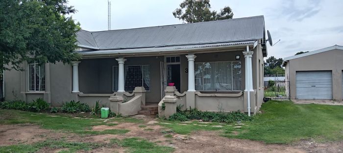 For Sale: House in Senekal Central with 3 bedrooms, borehole, renovation potential.