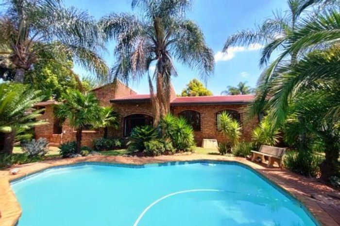 Zwartkop House For Sale: 5 beds, flatlet, pool, spacious living areas.