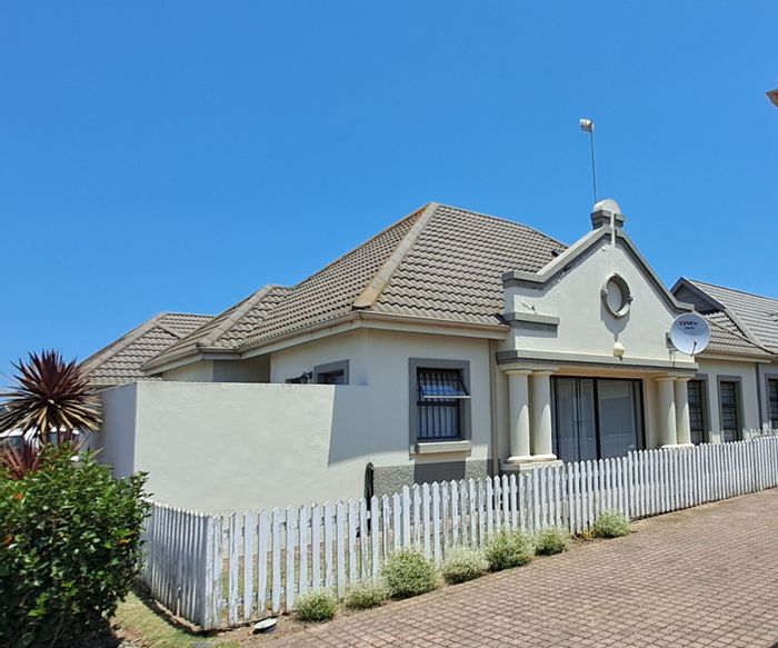 House for Sale in Blue Mountain Village: 2 beds, pet-friendly garden, secure living.