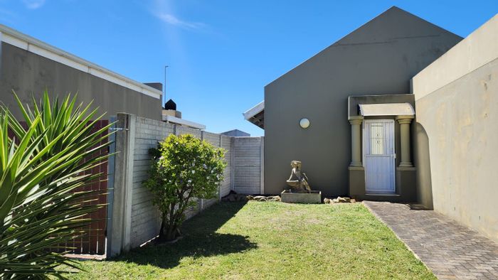 Bridgemeade Townhouse For Sale: 3 Bedrooms, braai area, double garage, secure complex.